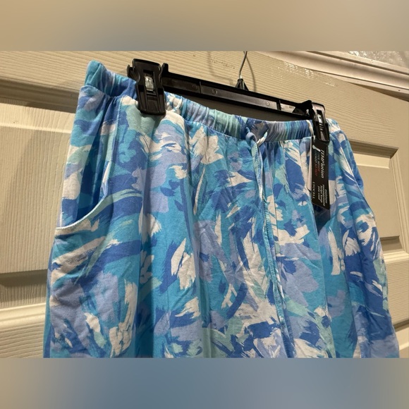 Blue and White Abstract Sleeveless tank top and shorts - Picture 6 of 8